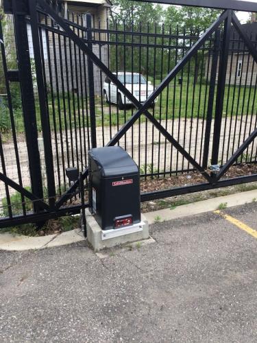 3-Rail Aluminum Fence And Automated Canitlever Slide Gate With Operator (2)
