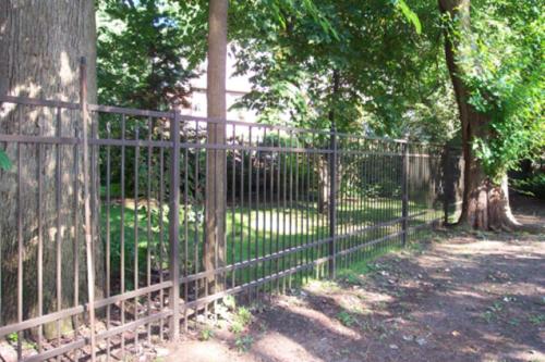 Elite Bronze Aluminum Picket Fence With 4-Rails, Flat Top, And Spears