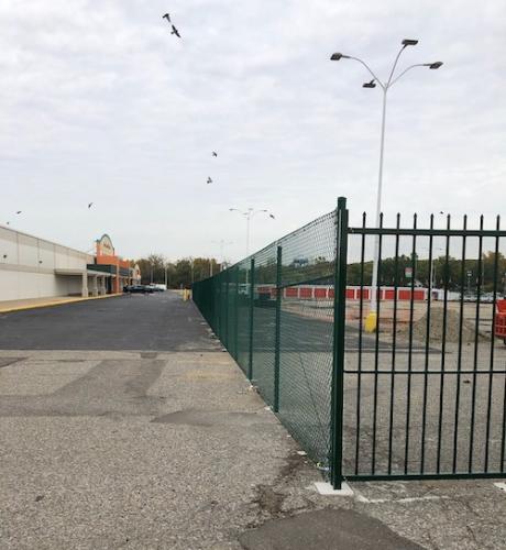 Green Vinyl Chain Link Fence With Top and Bottom Tension Wire 1